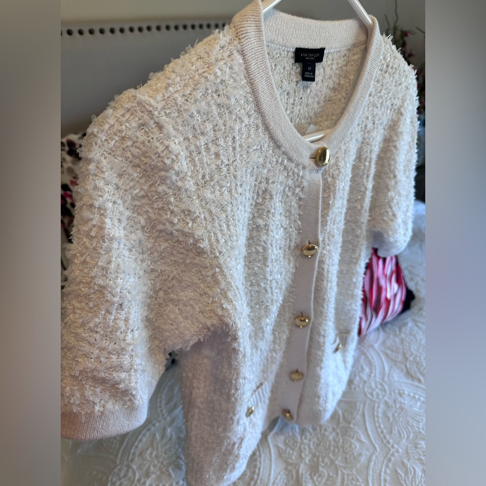 NWT Ann Taylor Factory White Knit Short Sleeve Cardigan Gold button Size XS - Picture 2 of 8